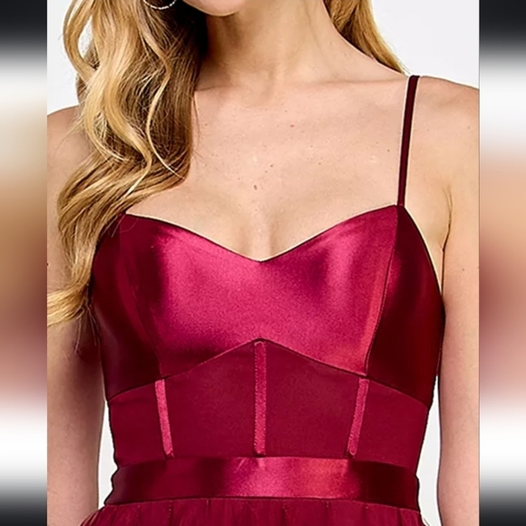 NWT City Studio Junior Sweetheart-Neck Ruffled Gown in Cabernet Size 1/2 - Picture 4 of 16